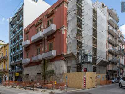 Restiamo nel quartiere Libert� e ci spostiamo in via Manzoni ad angolo con via Principe Amedeo, l� dove � in fase di restauro il palazzo che accoglieva lo storico negozio di abbigliamento Marianna Confezioni
